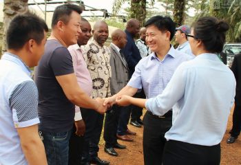 中国驻赤道几内亚大使陈国友莅临援赤道几内亚示范农场视察指导